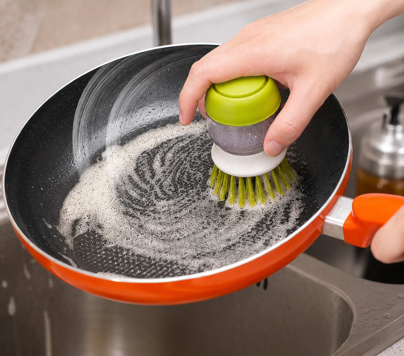 Kuhinjski četkasti čistač sa ugrađenim dozatorom sapuna CLEAN FLOW